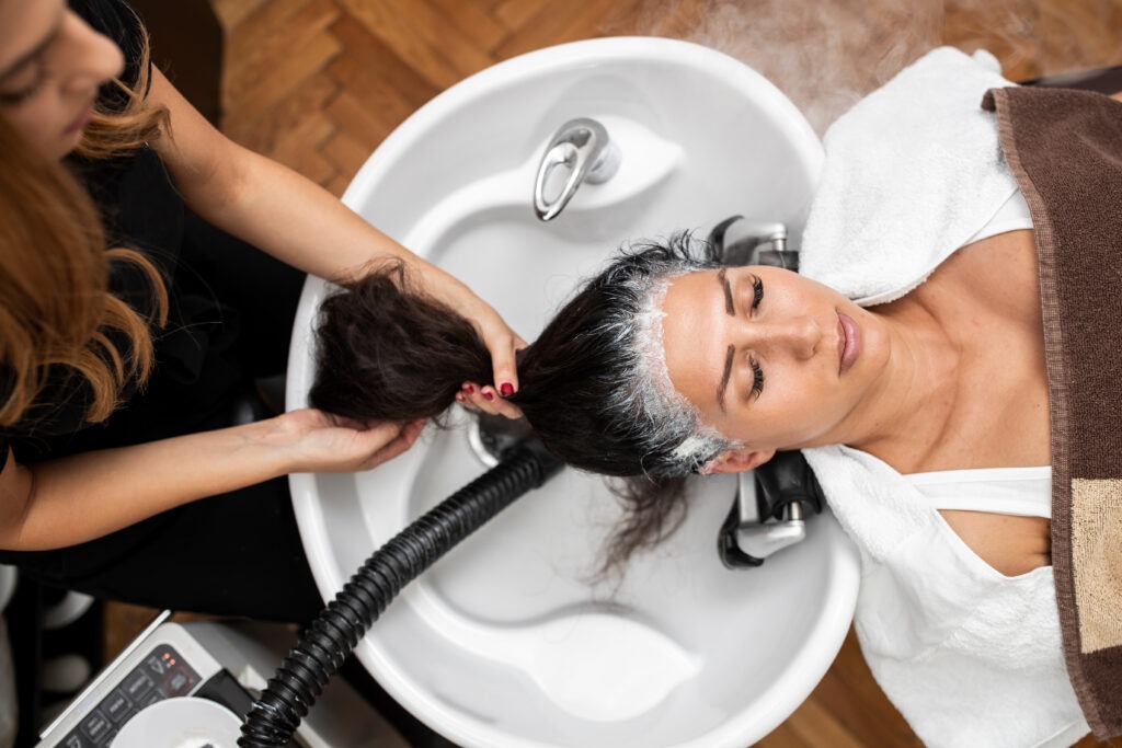 Haar waschen beim Friseur